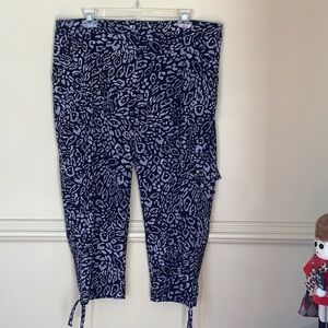 Chicos Zenergy Black and Gray Print Capris